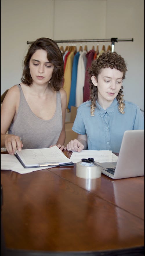 有关2, 一起, 坐的免费素材视频