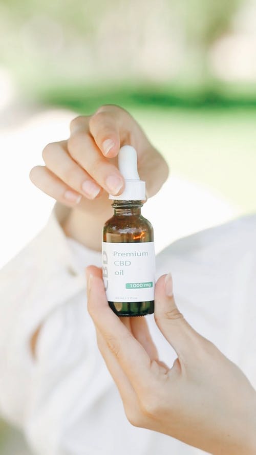 有关cbd油, 垂直视频, 女人的免费素材视频