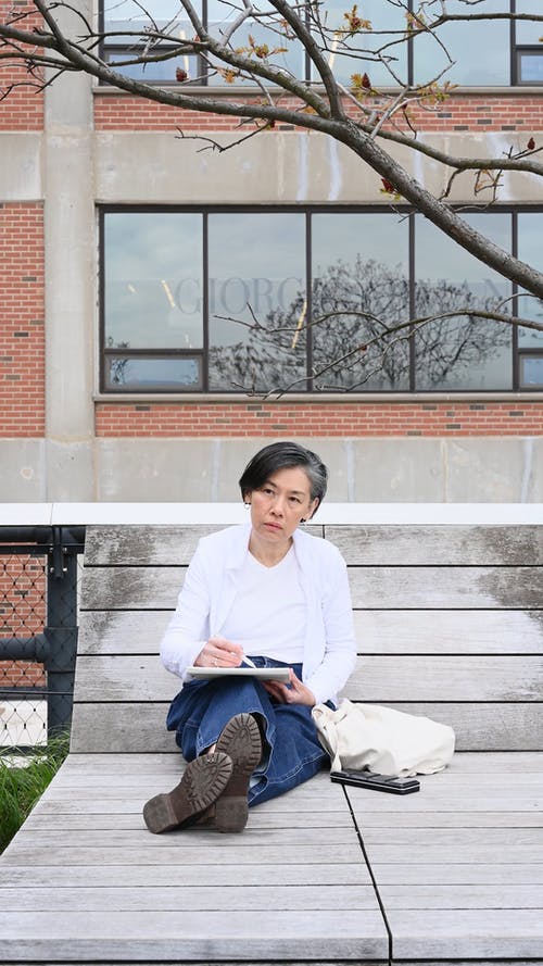 有关@户外, 坐, 垂直视频的免费素材视频