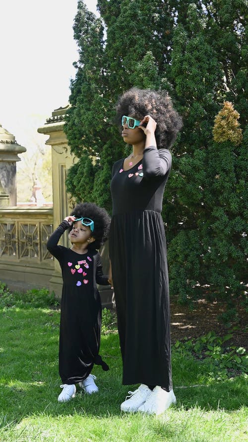 有关儿童, 垂直视频, 女人的免费素材视频