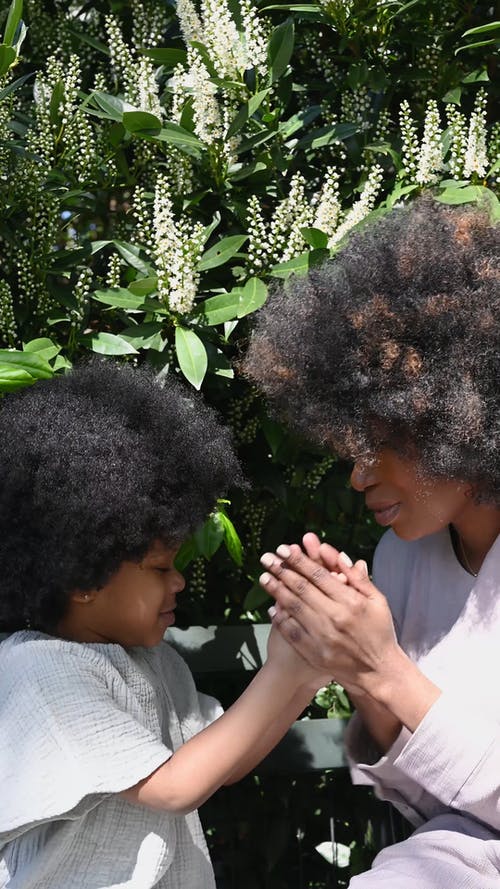 有关儿童, 垂直视频, 女人的免费素材视频