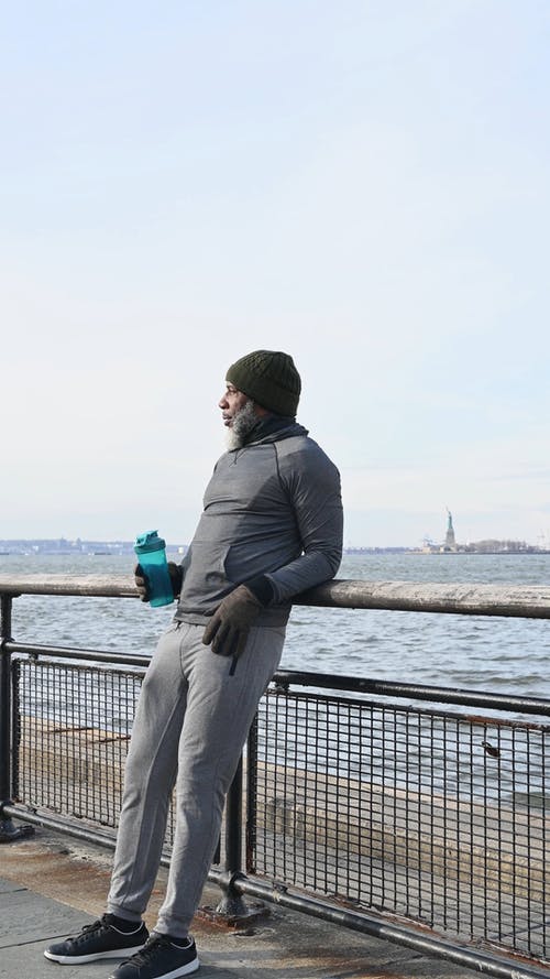 有关（顶部有小羊毛球的）羊毛帽子, 人, 倚的免费素材视频