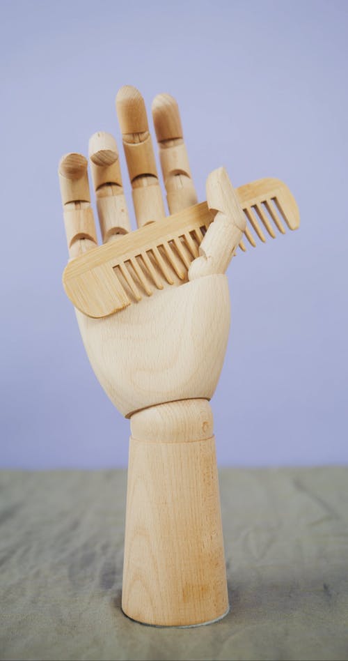 有关垂直视频, 握住, 木制的手的免费素材视频