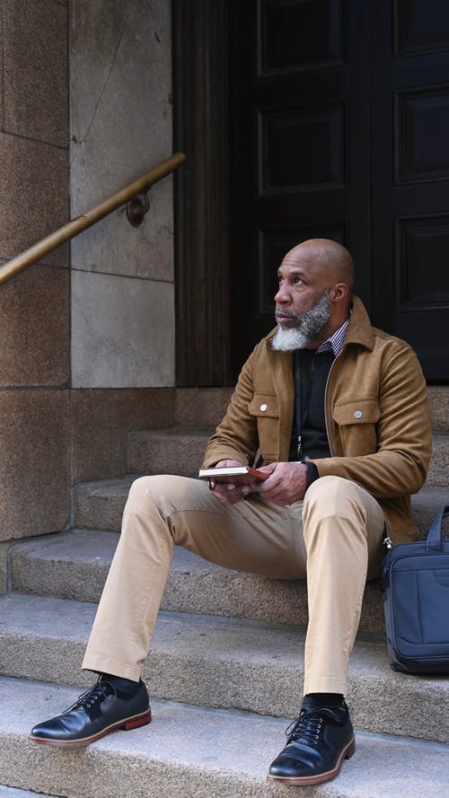 有关人, 坐, 垂直视频的免费素材视频