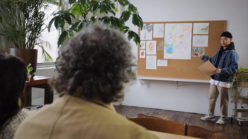 有关（顶部有小羊毛球的）羊毛帽子, 人, 休闲的免费素材视频