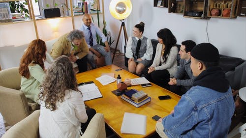 有关举起手臂, 创意办公室, 办公室内部的免费素材视频