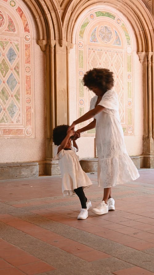 有关儿童, 垂直视频, 女性的免费素材视频