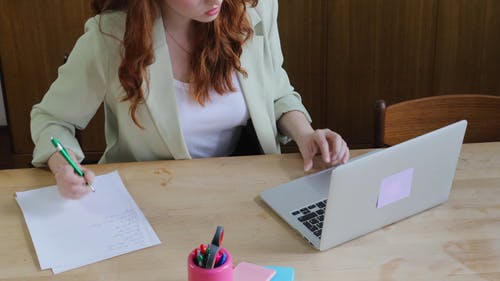有关业务启动, 女人, 写作的免费素材视频