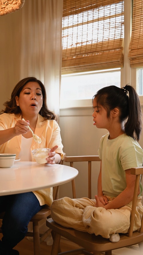 有关唐氏综合症,坐,垂直视频的免费素材视频