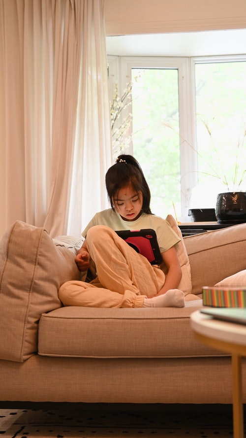 有关坐,垂直视频,女孩的免费素材视频