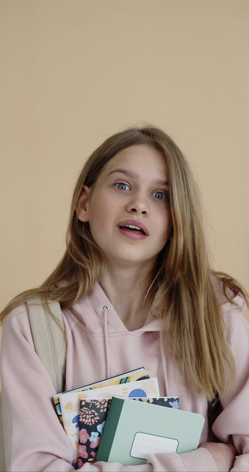 有关人, 吃惊, 图书的免费素材视频