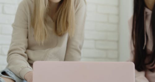 有关一起, 休息, 咖啡色头发的女人的免费素材视频