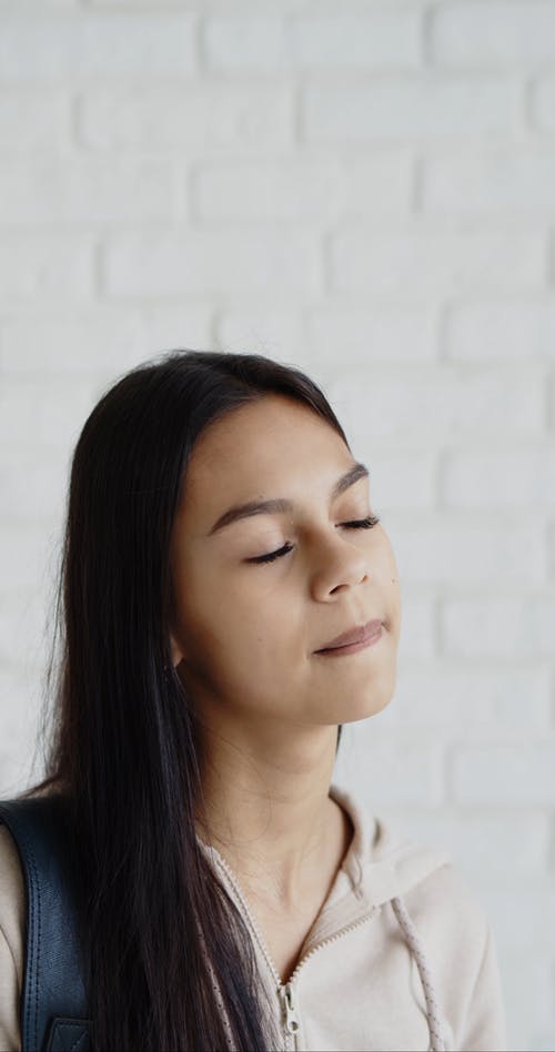 有关垂直视频, 女孩, 室内的免费素材视频