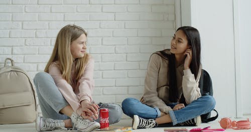 有关交谈, 可乐, 在地上的免费素材视频