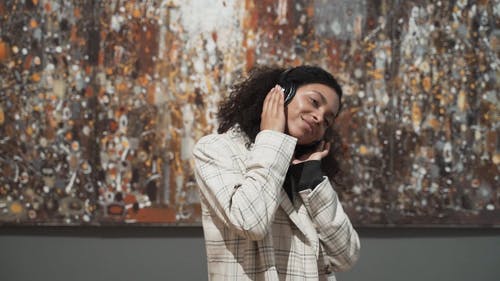 有关＃室内, 享受, 倾听的免费素材视频