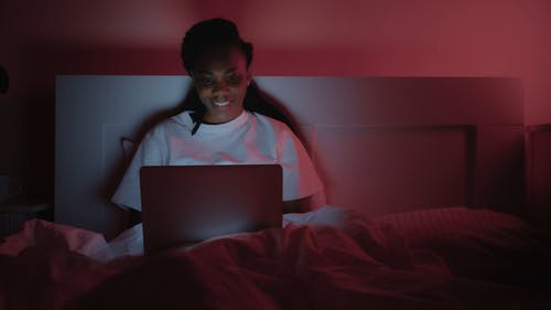 有关3C用品, 坐, 床的免费素材视频