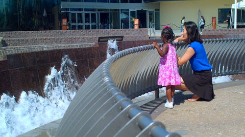 有关儿童, 喷泉, 女人的免费素材视频