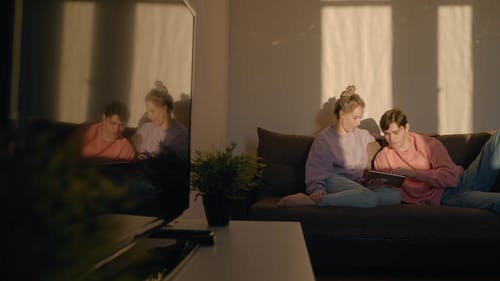 有关3C用品, 一对, 人的免费素材视频