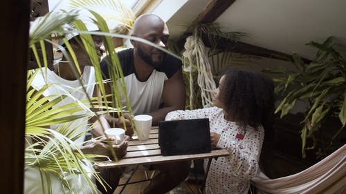 有关3C用品, 一起, 坐的免费素材视频