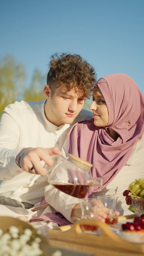 有关一对, 倾注, 垂直视频的免费素材视频