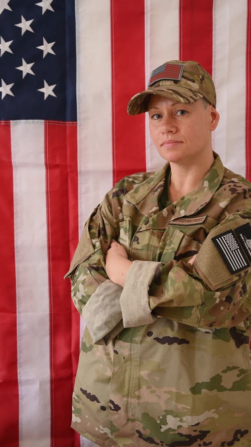 有关伪装, 制服, 垂直视频的免费素材视频