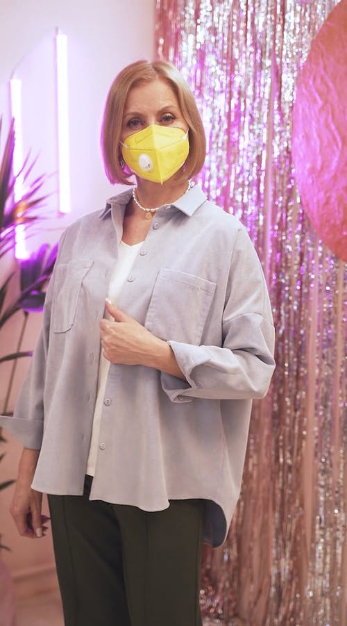 有关n95面膜, 垂直视频, 女人的免费素材视频