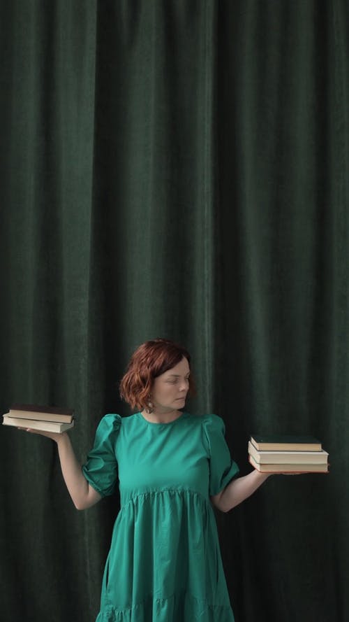 有关严肃, 图书, 垂直视频的免费素材视频