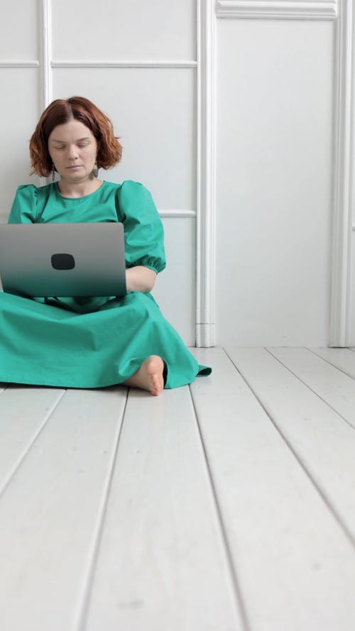 有关互联网, 伤心, 垂直视频的免费素材视频