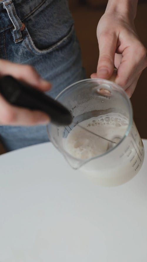 有关垂直视频, 手, 拂的免费素材视频