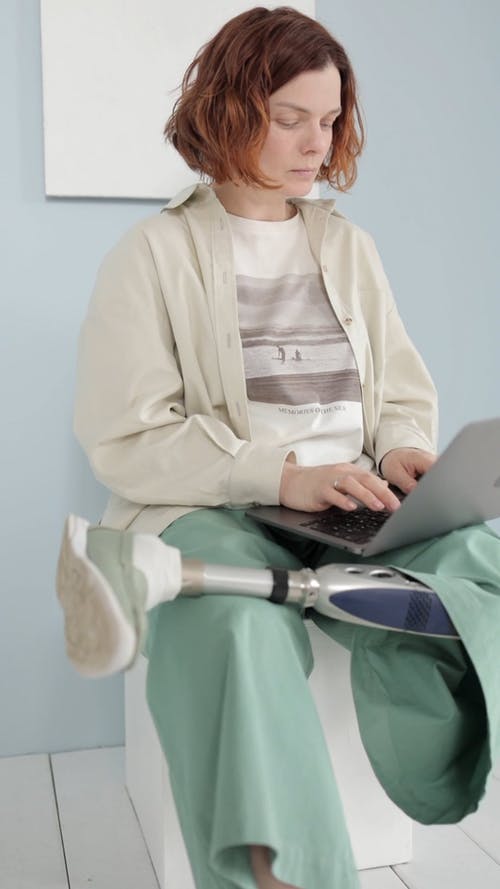 有关假腿, 坐, 垂直视频的免费素材视频