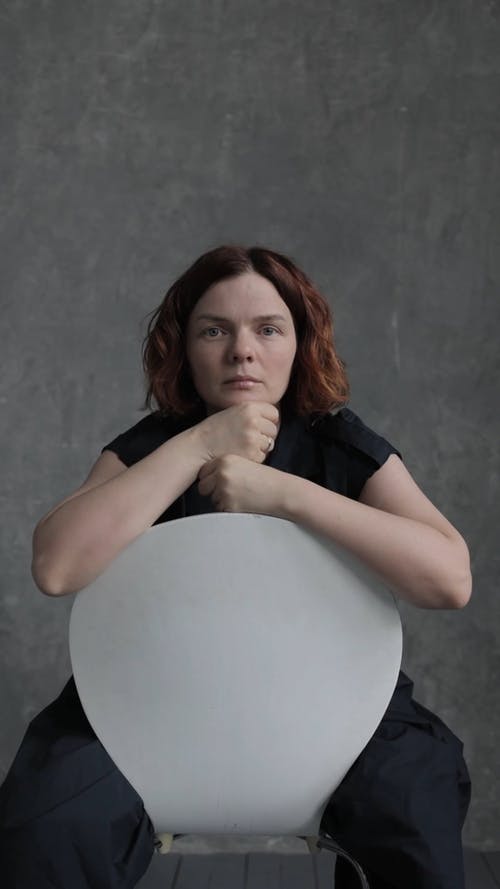 有关严肃, 坐, 垂直视频的免费素材视频