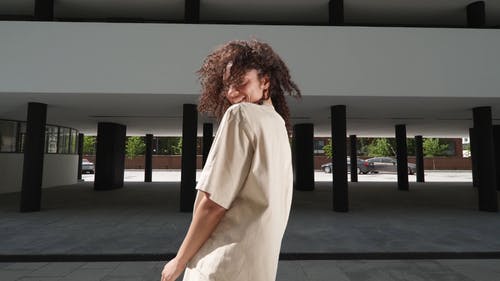 有关停车场, 圆领t恤, 女孩的免费素材视频