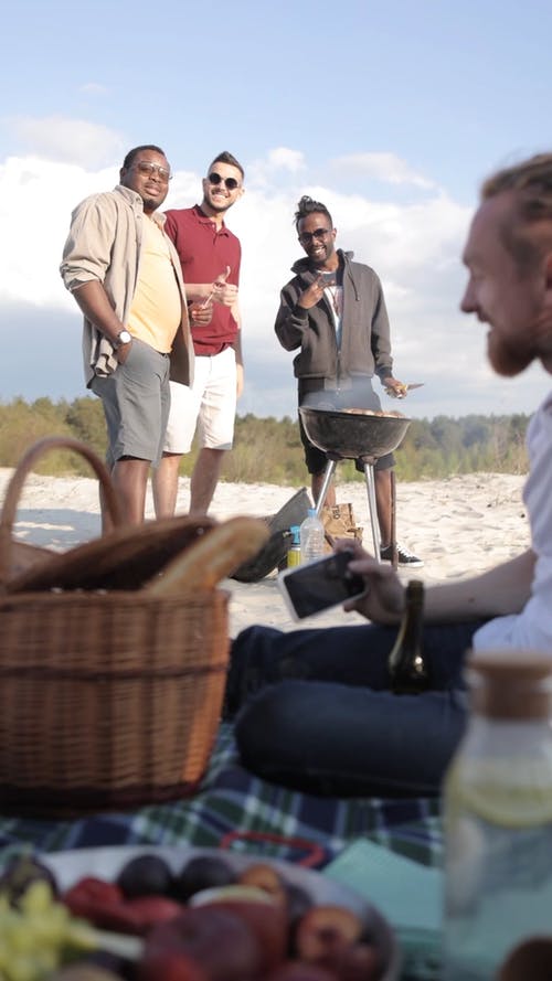 有关一群朋友, 垂直视频, 户外的免费素材视频