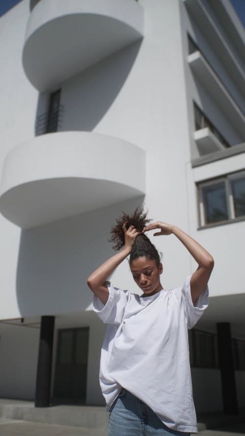 有关修理头发, 垂直视频, 城市的免费素材视频