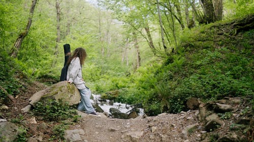 有关吉他盒, 咖啡色头发的女人, 坐的免费素材视频