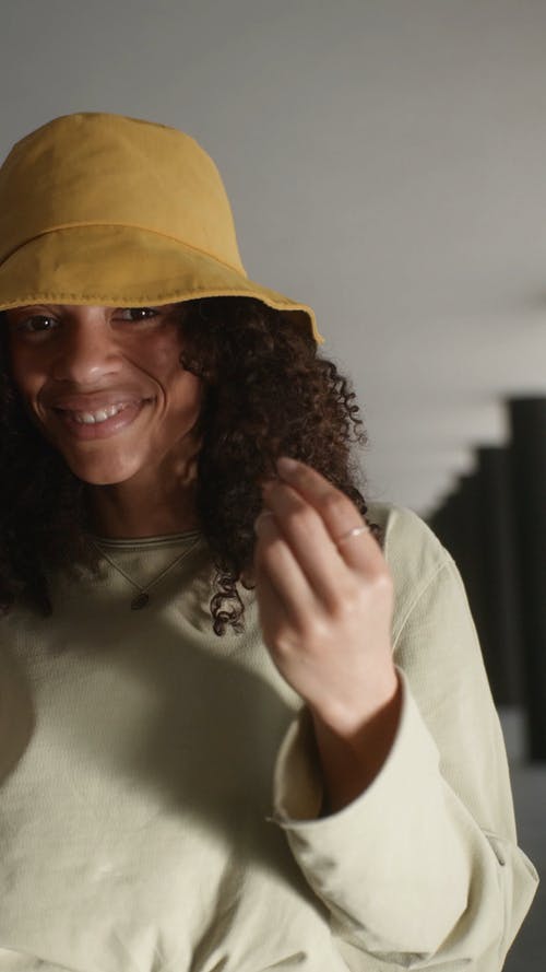 有关垂直视频, 女人, 微笑的免费素材视频