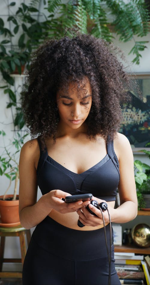 有关垂直视频, 女人, 握住的免费素材视频