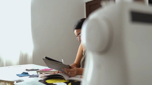 有关3C用品, 人, 女人的免费素材视频