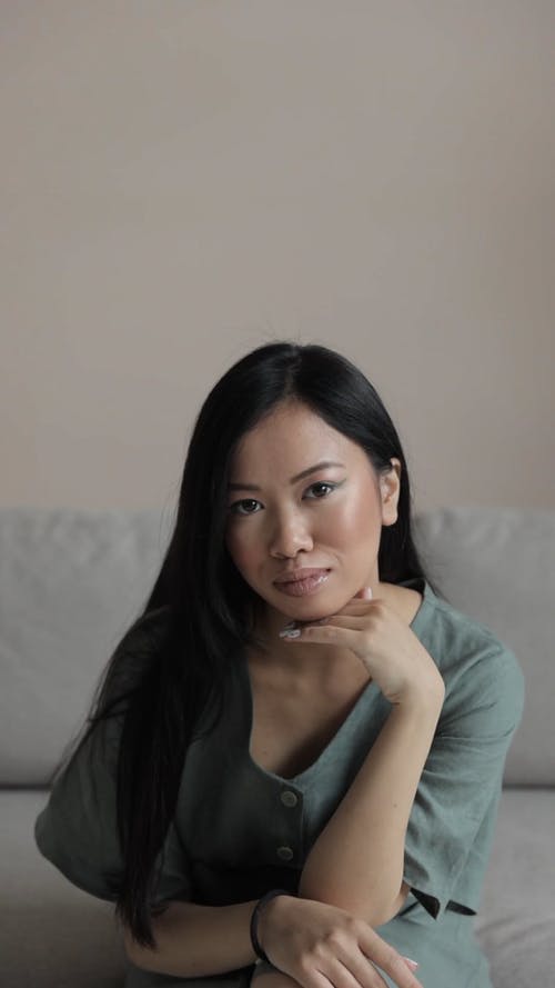 有关坐, 垂直视频, 女人的免费素材视频