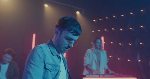 有关吉他手, 唱歌, 女人的免费素材视频