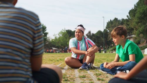 有关公园, 坐, 夏令营的免费素材视频