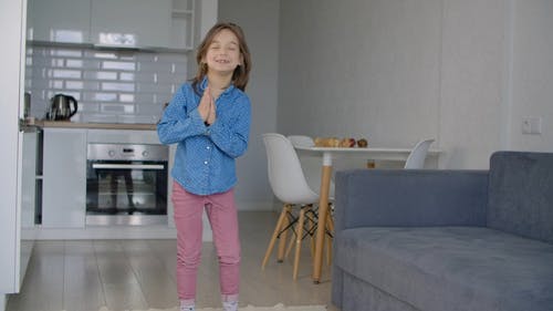 有关一条腿, 在家, 室内的免费素材视频