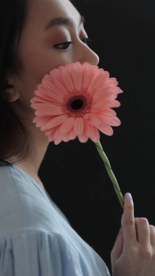 有关人, 侧身看, 严肃的免费素材视频