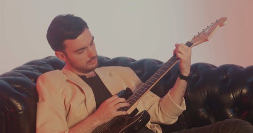 有关人, 吉他手, 坐的免费素材视频