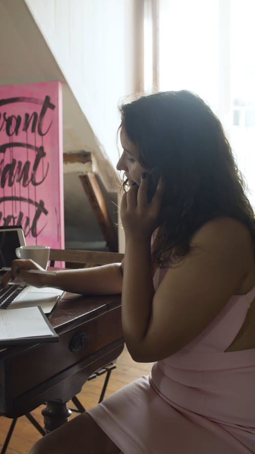 有关垂直视频, 女人, 室内的免费素材视频