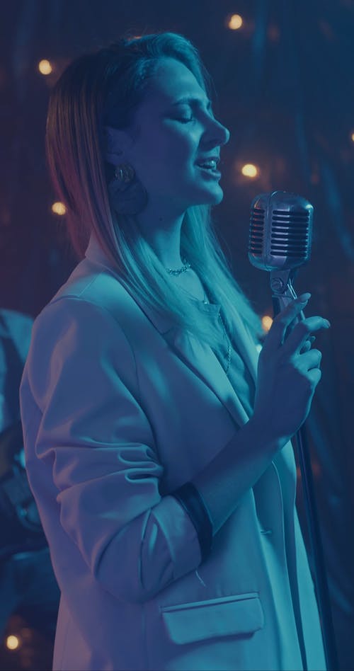 有关唱歌, 垂直视频, 女人的免费素材视频