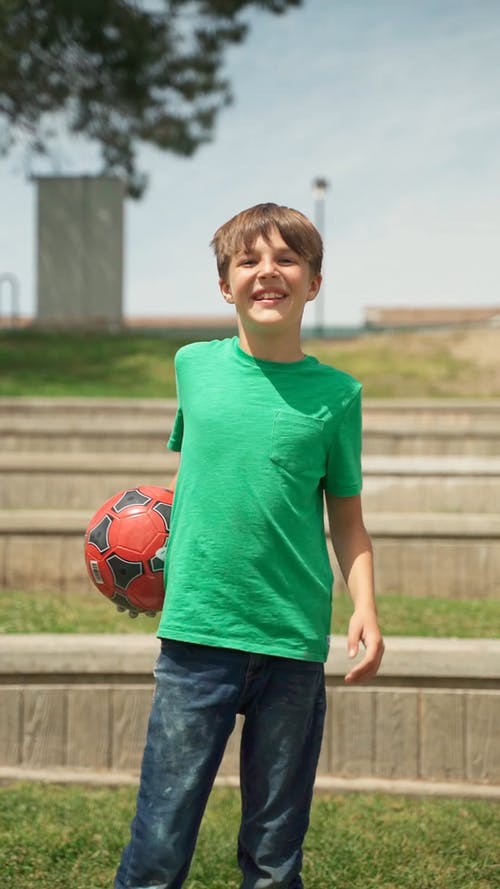 有关儿童, 垂直视频, 握住的免费素材视频