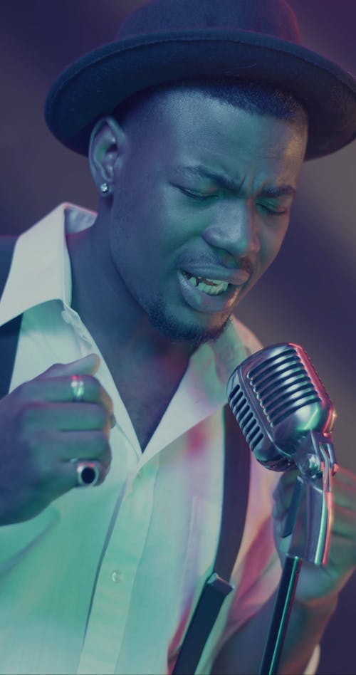 有关唱歌, 垂直视频, 帽子的免费素材视频