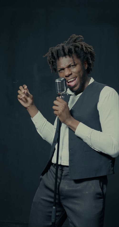 有关人, 唱歌, 垂直视频的免费素材视频