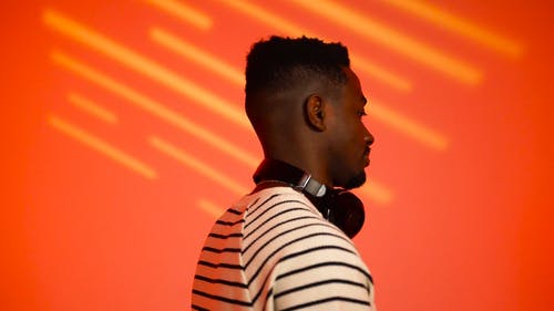 有关orange_background, 看着镜头, 跳舞的免费素材视频